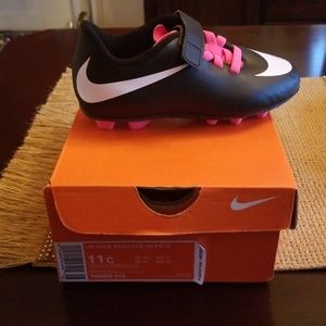 Adorable Nike Bravata Kids Cleats